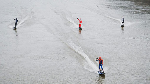 Insolite à Liège: Père Noël et Spiderman en jetsurf sur la Meuse